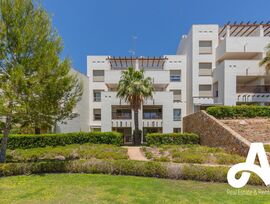 Exclusivo apartamento en planta baja con jardín en Las Colinas Golf &amp; Country Club