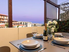 Elegante Dúplex Reformado con Vistas al Océano y Amplias Terrazas