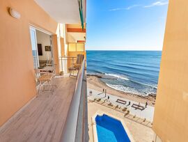 Luminoso y acogedor Apartamento en primera linea de playa.