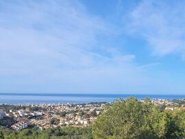 ¡Oportunidad única! Solar urbano de 600 m² en la calle de 43882, orientado al sur, con vistas al mar.