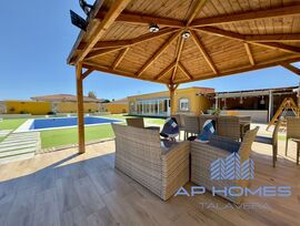 Amplia casa reformada de 6 dormitorios, con piscina, jardín privado y garaje para 6 coches. ¡Un hogar ideal para disfrutar en familia!