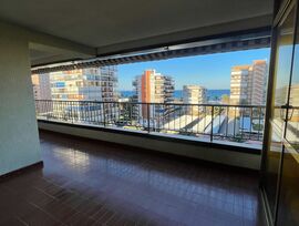 Amplio Piso en Playa San Juan rodeado de buenos servicios y vistas al mar.