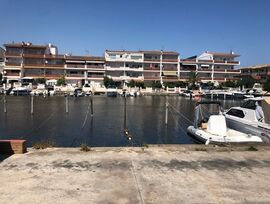 Amarre privado en venta para barco a motor, dimensiones 14,5 m x 2,88 m. Empuriabrava, Costa Brava.