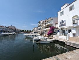 Ático en venta con terraza, vistas al canal y amarre comunitario en Empuriabrava.