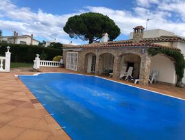 En venta: villa en Empuriabrava con piscina y amarre privado