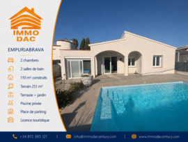 Moderna villa en venta con piscina y licencia turística en el centro de Empuriabrava.
