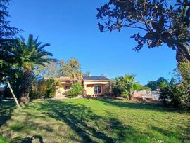 Villa en venta con piscina y jardín en una parcela de 2,4 hectáreas en pleno corazón de la naturaleza de Théza, Francia.