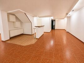 Local comercial en venta con vivienda cerca de la playa en Roses.