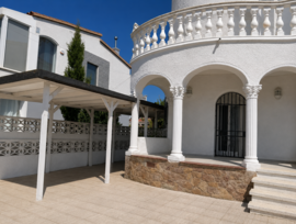 En venta: casa con terraza a solo 500 metros de la playa de Empuriabrava.