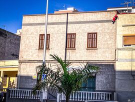 Amplia casa unifamiliar con espacio para comercio o taller