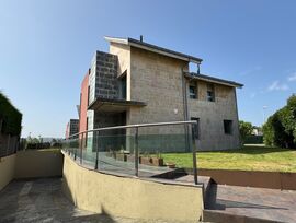 RESIDENCIA EN MOMPÍA — LUZ, DISEÑO Y PRIVACIDAD A 5 MINUTOS DE SANTANDER