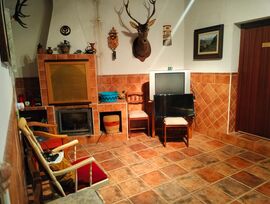 ¡Oportunidad única! Casa de pueblo en Abenojar con amplio patio y salón campero