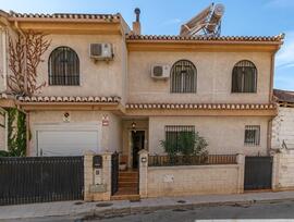 Casa adosada en Cullar Vega
