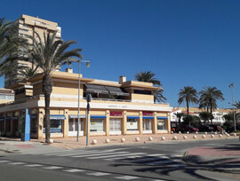 Unidad comercial en La Manga del Mar Menor
