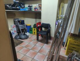 BAR MUY CENTRICO Y CON LICENCIA EN VIGOR. TOTALMENTE EQUIPADO. REFORMADO. SALIDA DE HUMOS. INSONORIZADO. CON TERRAZA.  DISPONE DE COCINA, ALMACÉN, BA