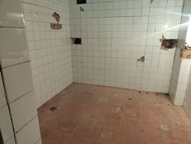 LOCAL COMERCIAL EN EL CENTRO DE RENTERÍA. FRENTE A LA ESTACIÓN. AMPLIOS ESCAPARATES. EXTERIOR. CONSTA DE DOS ESTANCIAS Y BAÑO.