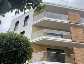 Piso en venta en Port Cambrils, provincia de Tarragona. Este moderno inmueble de obra nueva destaca por su estilo de líneas continuas