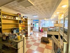 En VENTA O ALQUILER gran local en Azuqueca de Henares en buena zona comercial.