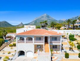 Amplia casa de 3 dormitorios y 2 baños en 1.000 m² de parcela. Jardín privado, vistas a la montaña y parking para 2 coches. ¡Tu hogar ideal!