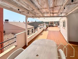 Casa esquinera con gran terraza