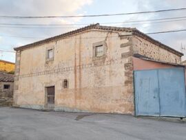 CASA DE PIEDRA PARA REFORMAR CON SERVICIOS AL LADO.
