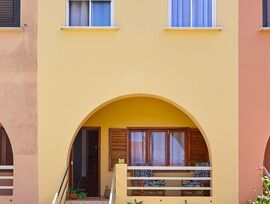 ADOSADO EXCLUSIVO EN PRIMERA LÍNEA DE PLAYA – MARENY DE BARRAQUETES 🏡  ¡Una joya junto al mar! Se vende espectacular adosado ubicado en primera línea de playa,