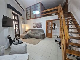 Dúplex Único con Encanto Valenciano en el Corazón del Barrio del Carmen, junto al Mercado Central  Te presentamos una auténtica joya arquitectónica en pleno corazón histórico de Valencia