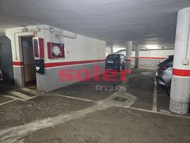 Gran plaza de parking en el centro histórico de Sant Cugat,