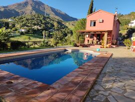 Gran villa en el entorno de Estepona con piscina privada y más de 3.000 m2 de parcela