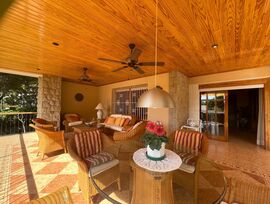 Villa en Urbanización Playetas,  a un paso del mar.