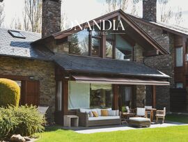 Encantadora casa con jardín privado en Fontanals Golf Club – Alquiler de verano