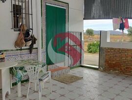 SE VENDE CASA PARA VIVIR CON APARTAMENTOS INDEPENDIENTES EN ALQUILER Y NAVE INDUSTRIAL