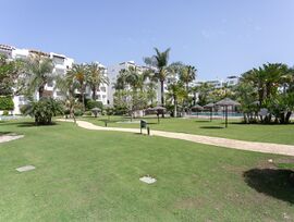 ENCANTADOR APARTAMENTO EN VENTA EN LA PLAYA DE ESTEPONA, URBANIZACIÓN COSTALITA