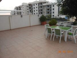 Tu rincón de verano en Canet: bajo con jardín privado, terraza, piscina, pista de pádel y columpios