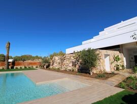 ¡Tu nuevo hogar te espera! Impresionante villa de lujo en venta con 3 dormitorios, jardín privado, terraza acristalada y vistas a la piscina.