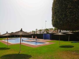 Acogedora casa de 3 dorm. y 2 baños en 363m² de parcela. Jardín privado, piscina comunitaria y parking. ¡Todo lo que buscas te espera!