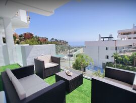 Se alquila Ático de 2 dormitorios y 2 baños. Amueblado, con terraza y piscina comunitaria. ¡Ideal para disfrutar de la vida!