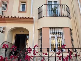 Amplia casa de 5 dormitorios cerca de la playa en Almayate Bajo
