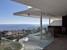 Apartamento de lujo a estrenar con vistas al mar y gran terraza en Rincón de la Victoria
