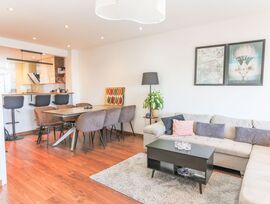 Adosado con vistas al mar, jacuzzi y 4 dormitorios en Benalmádena