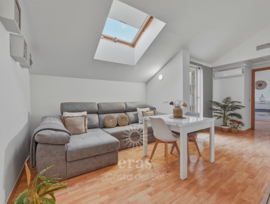 Ático en excelente estado con vistas al mar y terraza soleada.