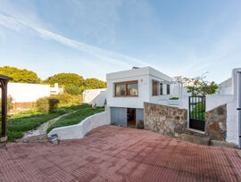 Chalet independiente de 4 dormitorios con parcela de 800 m² y jardín privado en la zona de la Urbanización de Roquetas de Mar – 550.000 €