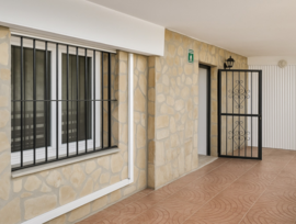 BAJO A MUY POCOS PASOS DE LA PLAYA CON PATIO PRIVADO