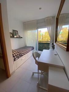 Se alquila habitación individual en un piso de dos