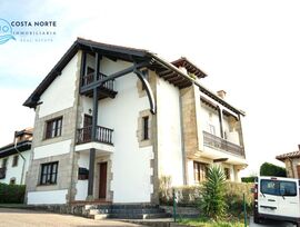 Apartamento de un dormitorio con jardín comunitario que lo rodea, en Santillana del Mar, Cantabria