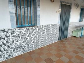 Casa de campo con piscina, luz y agua potable, a un paso del núcleo urbano