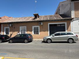 Casa con patio y garaje en el centro de Aranjuez.
