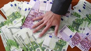 a raíz de las dificultades financieras