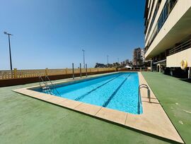 Piso en alquiler temporal en primera línea de Poniente, Benidorm, con garaje y piscina.