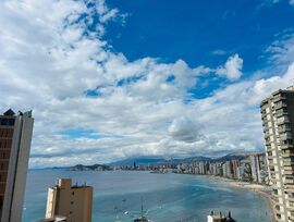 Piso reformado de 3 dormitorios con vistas al mar en Benidorm · Edificio Halcón.
